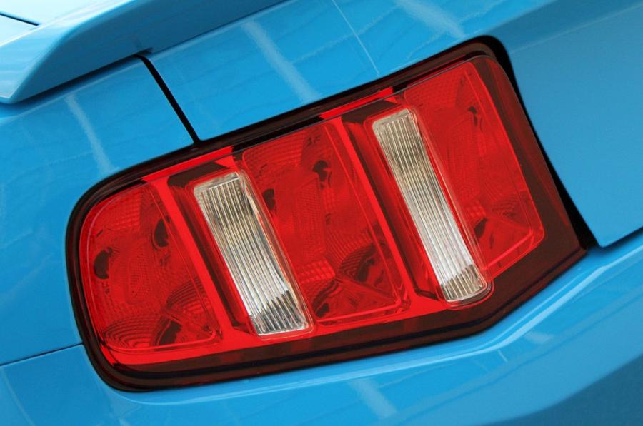  Ford Mustang GT Premium 2011 года  (фото 29 из 33)
